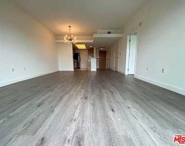 13700 Marina Pointe Drive - Photo Thumbnail 6