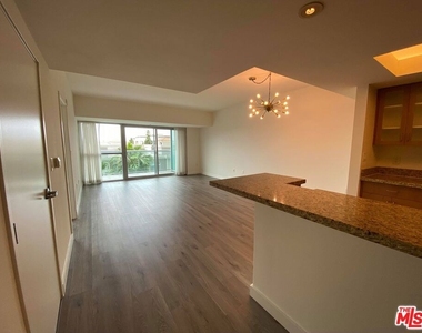 13700 Marina Pointe Drive - Photo Thumbnail 2