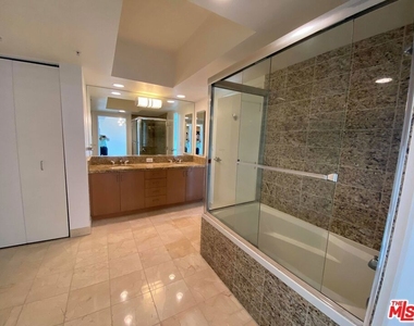 13700 Marina Pointe Drive - Photo Thumbnail 16