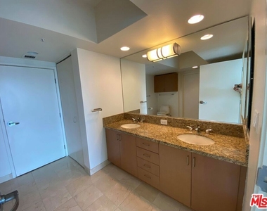 13700 Marina Pointe Drive - Photo Thumbnail 17