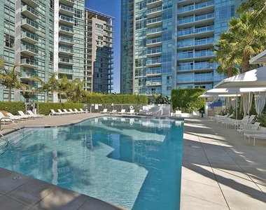 13700 Marina Pointe Drive - Photo Thumbnail 38