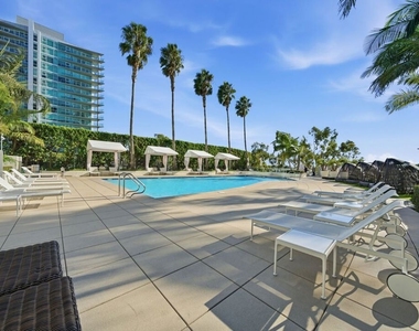 13700 Marina Pointe Drive - Photo Thumbnail 43