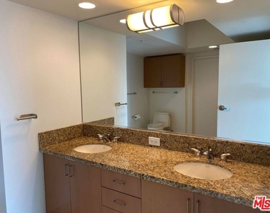 13700 Marina Pointe Drive - Photo Thumbnail 18
