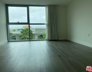 13700 Marina Pointe Drive - Photo Thumbnail 13
