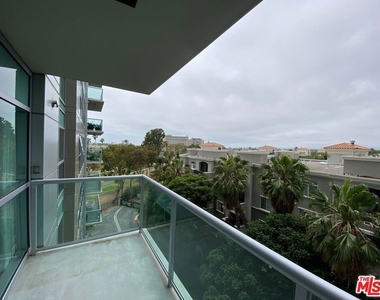13700 Marina Pointe Drive - Photo Thumbnail 8