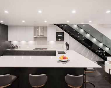 724 N Croft Avenue - Photo Thumbnail 3