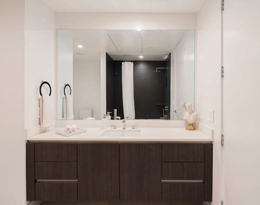 724 N Croft Avenue - Photo Thumbnail 15