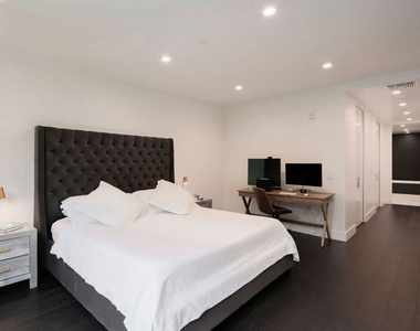 724 N Croft Avenue - Photo Thumbnail 8