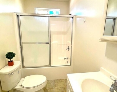 4343 W 4th Street - Photo Thumbnail 5