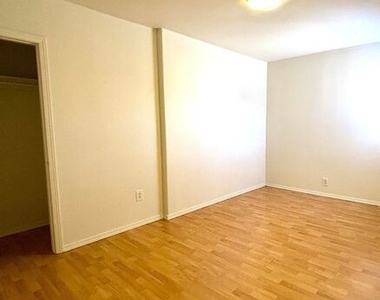 4343 W 4th Street - Photo Thumbnail 6
