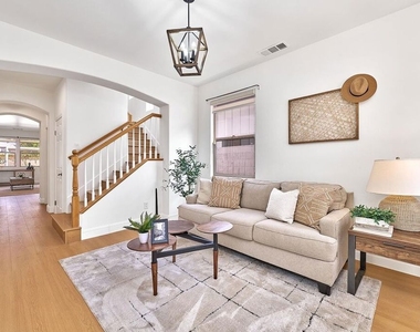 646 N Sierra Bonita Avenue - Photo Thumbnail 2