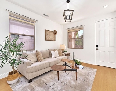 646 N Sierra Bonita Avenue - Photo Thumbnail 3