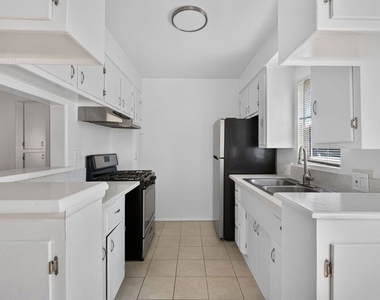 13553 Moorpark Street - Photo Thumbnail 12
