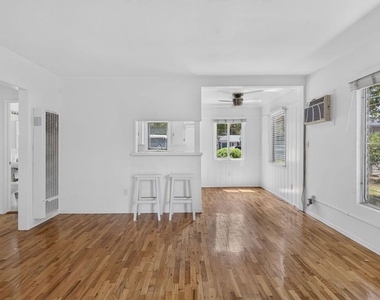 13553 Moorpark Street - Photo Thumbnail 8