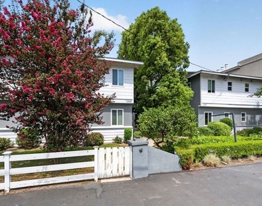 13553 Moorpark Street - Photo Thumbnail 2