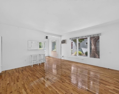 13553 Moorpark Street - Photo Thumbnail 7