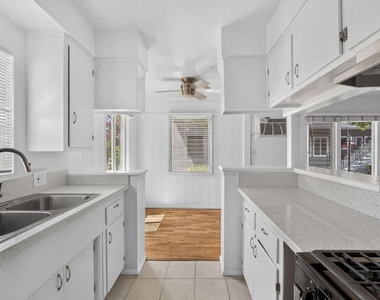 13553 Moorpark Street - Photo Thumbnail 15