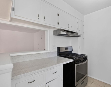 13553 Moorpark Street - Photo Thumbnail 14