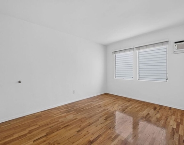 13553 Moorpark Street - Photo Thumbnail 18