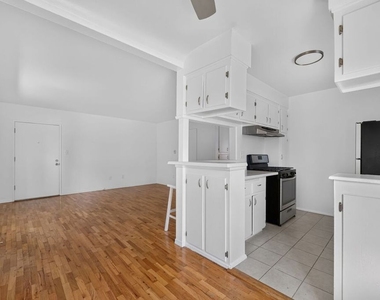 13553 Moorpark Street - Photo Thumbnail 11