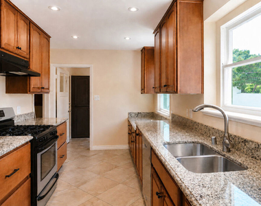 13134 Hartsook Street - Photo Thumbnail 8