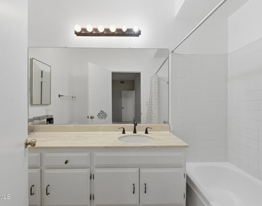 7211 Cozycroft Avenue - Photo Thumbnail 17
