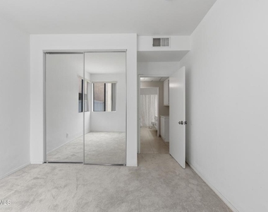 7211 Cozycroft Avenue - Photo Thumbnail 19