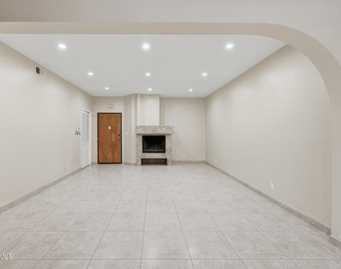 7211 Cozycroft Avenue - Photo Thumbnail 3