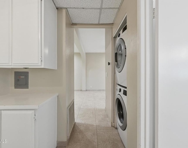 7211 Cozycroft Avenue - Photo Thumbnail 23