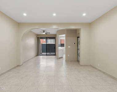 7211 Cozycroft Avenue - Photo Thumbnail 6