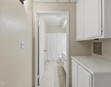 7211 Cozycroft Avenue - Photo Thumbnail 20