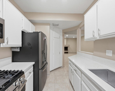 7211 Cozycroft Avenue - Photo Thumbnail 12