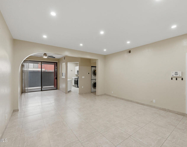 7211 Cozycroft Avenue - Photo Thumbnail 4