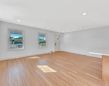 256 Main Street - Photo Thumbnail 5