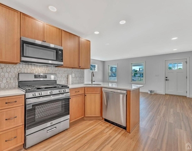 256 Main Street - Photo Thumbnail 9