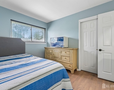 12 Woodland Road - Photo Thumbnail 13