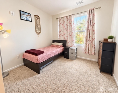 306 Dickson Court - Photo Thumbnail 8