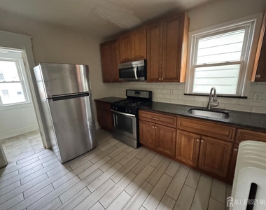 7 Maple Street - Photo Thumbnail 2