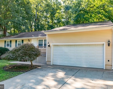 206 Hampton Drive - Photo Thumbnail 3