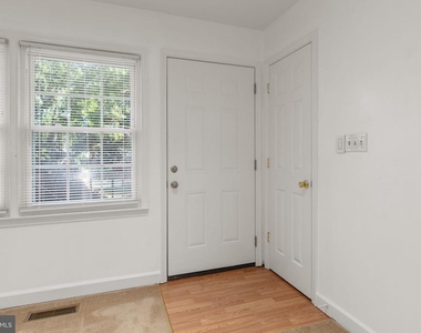206 Hampton Drive - Photo Thumbnail 6