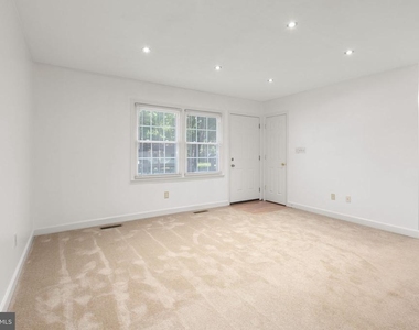 206 Hampton Drive - Photo Thumbnail 9