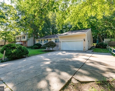 206 Hampton Drive - Photo Thumbnail 4