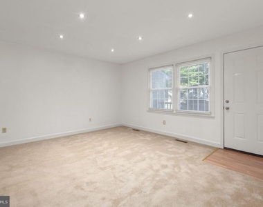 206 Hampton Drive - Photo Thumbnail 8