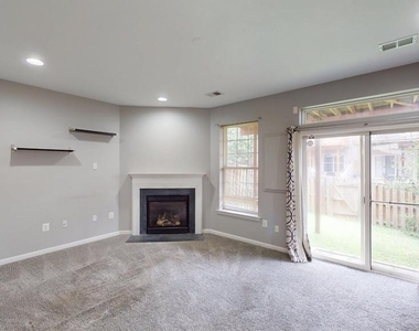 502 Legrace Terrace Ne - Photo Thumbnail 2