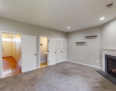 502 Legrace Terrace Ne - Photo Thumbnail 3
