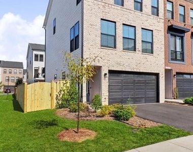 43595 Farringdon Square - Photo Thumbnail 2