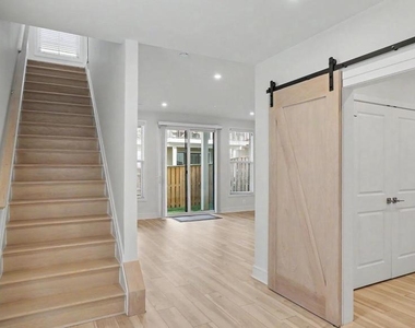 43595 Farringdon Square - Photo Thumbnail 4