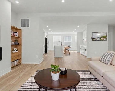 43595 Farringdon Square - Photo Thumbnail 13