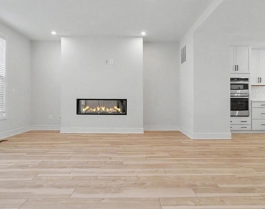 43595 Farringdon Square - Photo Thumbnail 20