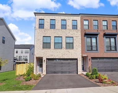 43595 Farringdon Square - Photo Thumbnail 1